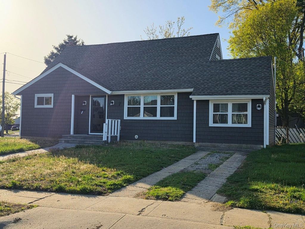 7 Mindy Lane, Westbury, NY 11590