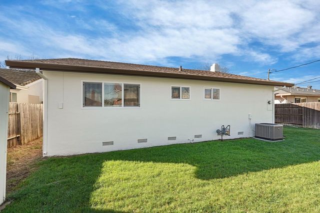 2127 Oxford Way, Lodi, CA 95242