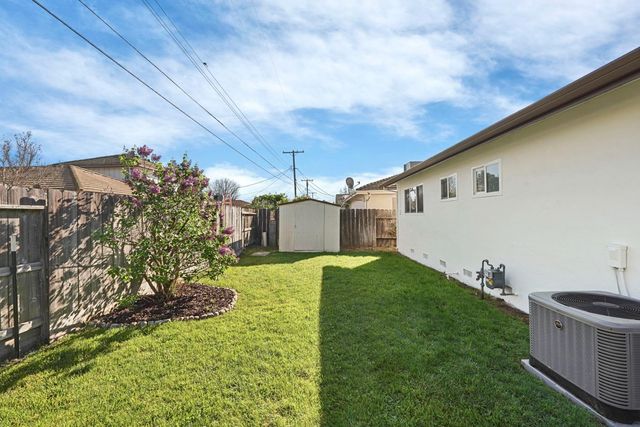 2127 Oxford Way, Lodi, CA 95242