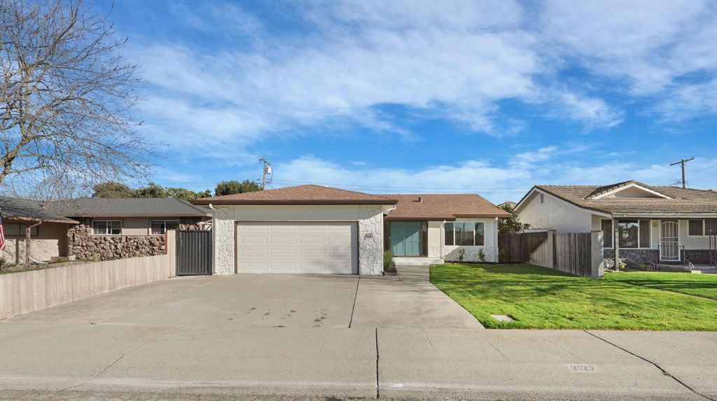 2127 Oxford Way, Lodi, CA 95242