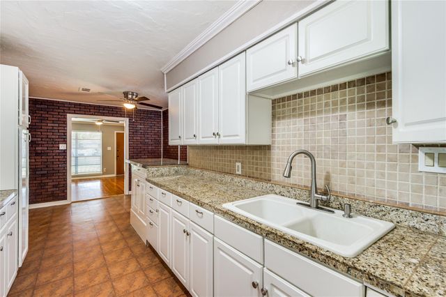 118 Southbrook Circle, Houston, TX 77060