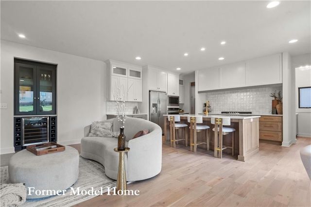 2517 NE Woodland Oak Circle, Lee's Summit, MO 64086