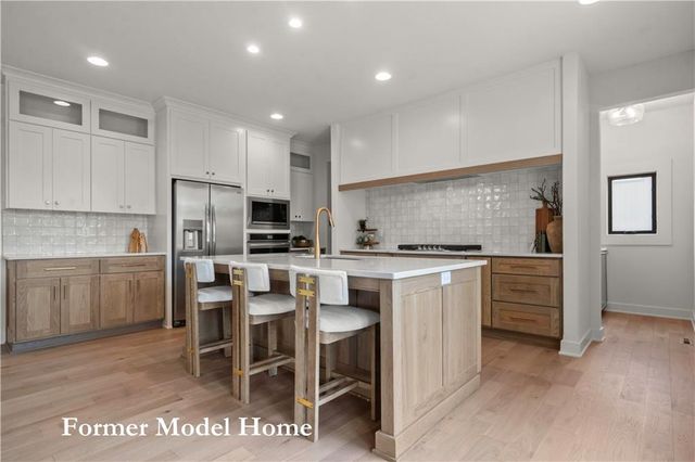 2517 NE Woodland Oak Circle, Lee's Summit, MO 64086