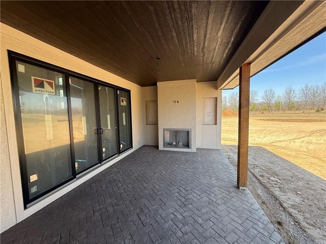 2517 NE Woodland Oak Circle, Lee's Summit, MO 64086