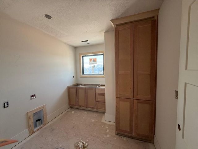 2517 NE Woodland Oak Circle, Lee's Summit, MO 64086