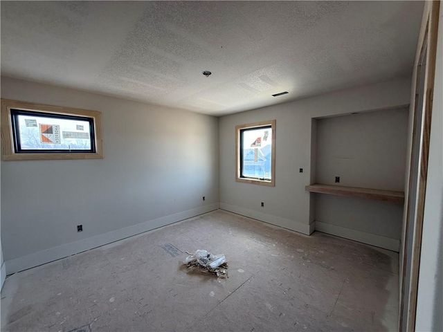 2517 NE Woodland Oak Circle, Lee's Summit, MO 64086