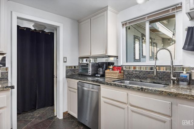 2807 Wenatchee Avenue, Bakersfield, CA 93306