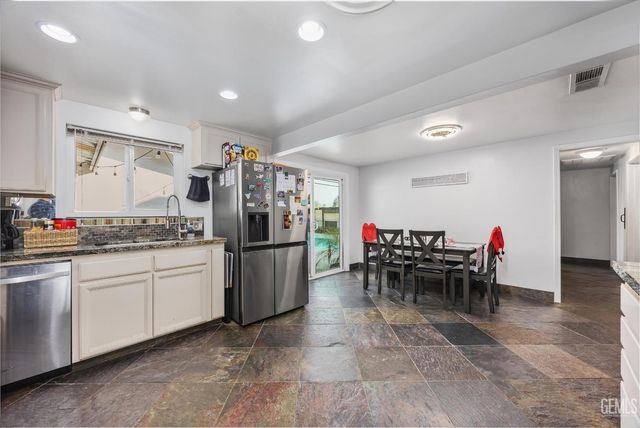 2807 Wenatchee Avenue, Bakersfield, CA 93306