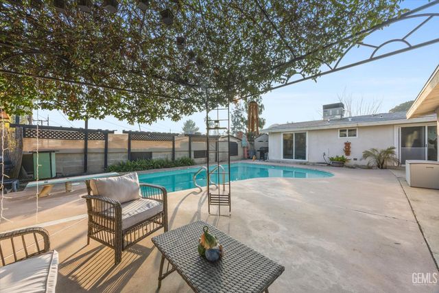 2807 Wenatchee Avenue, Bakersfield, CA 93306