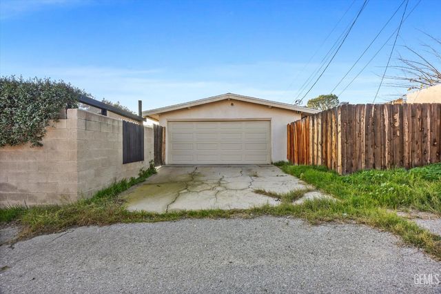 2807 Wenatchee Avenue, Bakersfield, CA 93306