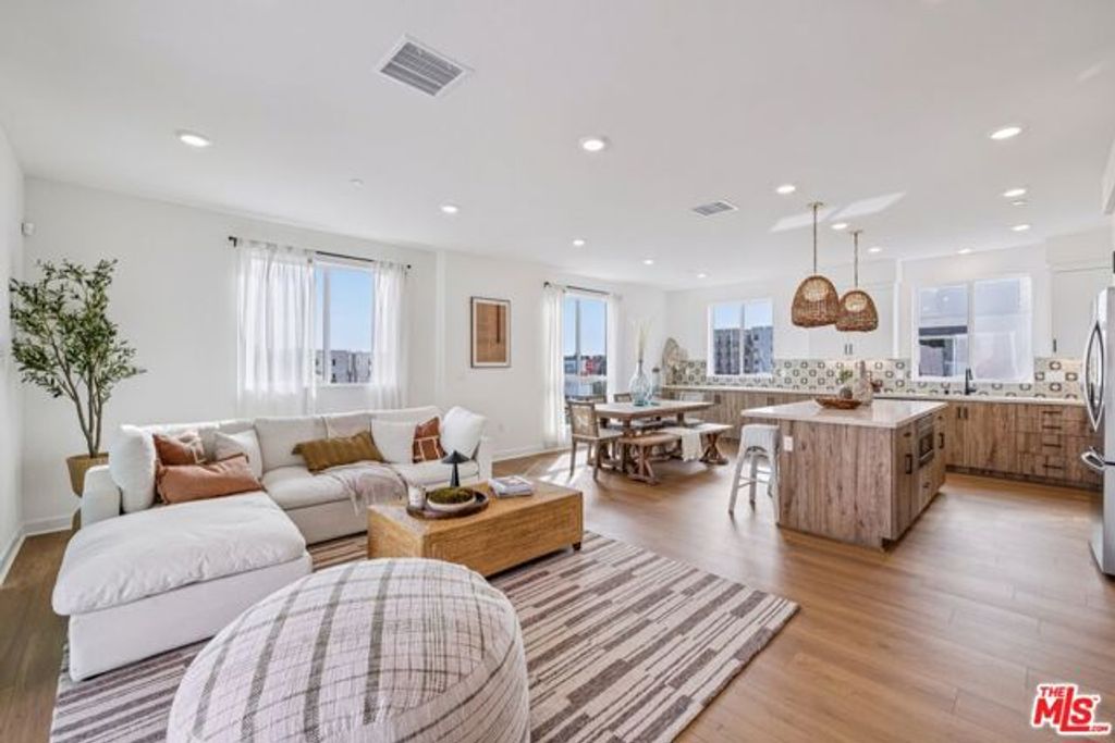 1672 Coral Sea Lane, Los Angeles, CA 90732