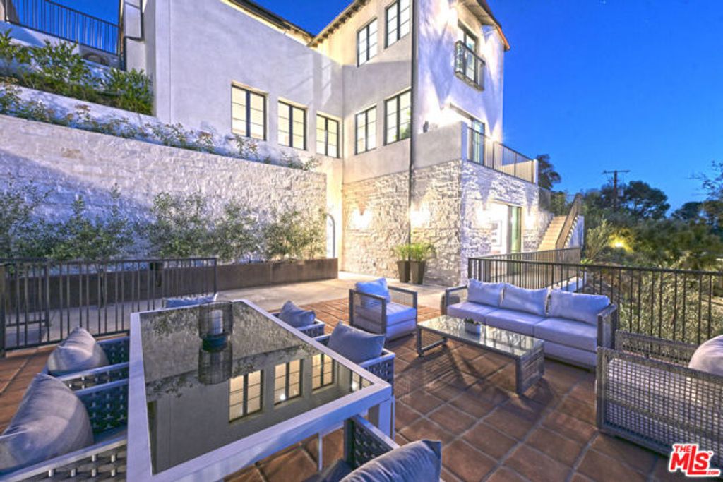 3072 Hollyridge Drive, Los Angeles, CA 90068