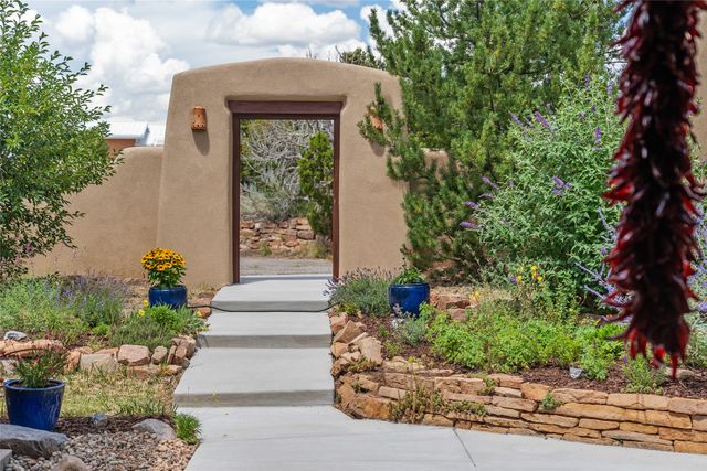 55 Calle Cantando, Santa Fe, NM 87508