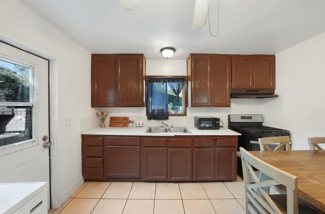 1061 Laurel Avenue, Lindsay, CA 93247