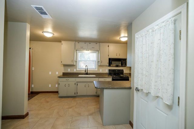 917 Whittier, Modesto, CA 95350