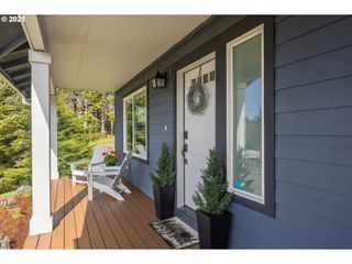1852 Se OAR Dr, Lincoln City, OR 97367