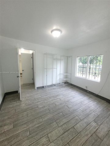 5720 NE Miami Pl, Miami, FL 33137