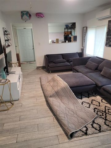 5720 NE Miami Pl, Miami, FL 33137