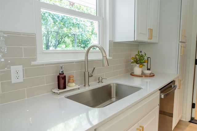 1613 Glencrest DR, Austin, TX 78723