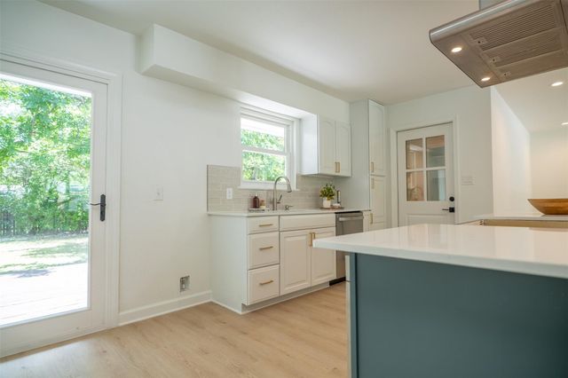 1613 Glencrest DR, Austin, TX 78723