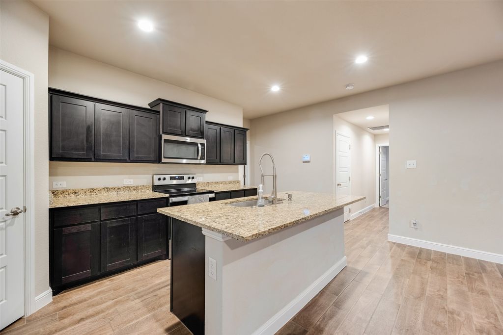 716 Griffith Park Trail, Alvarado, TX 76009 — photo 5