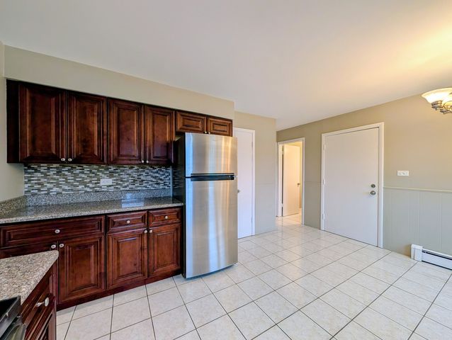 16w780 57th Street 1, Clarendon Hills, IL 60514