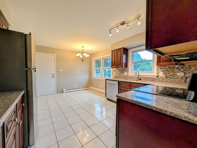 16w780 57th Street 1, Clarendon Hills, IL 60514