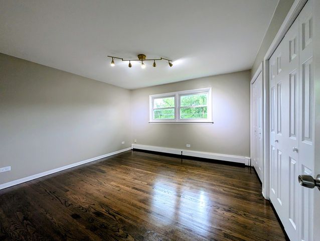 16w780 57th Street 1, Clarendon Hills, IL 60514