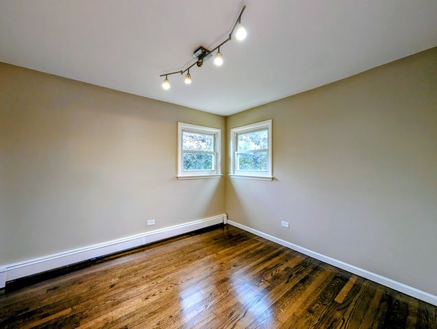 16w780 57th Street 1, Clarendon Hills, IL 60514