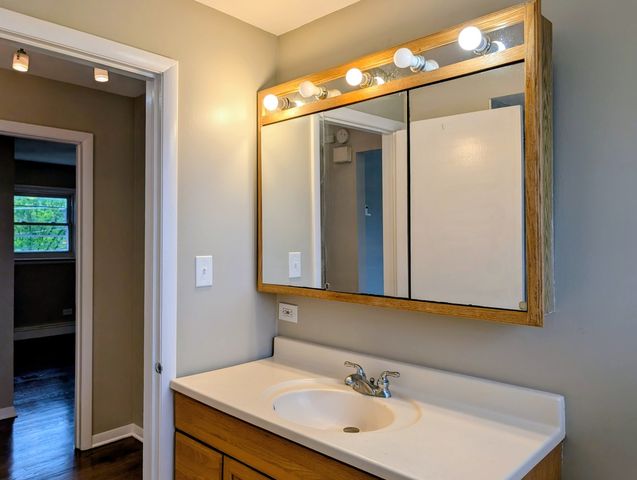 16w780 57th Street 1, Clarendon Hills, IL 60514