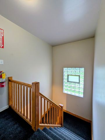 16w780 57th Street 1, Clarendon Hills, IL 60514