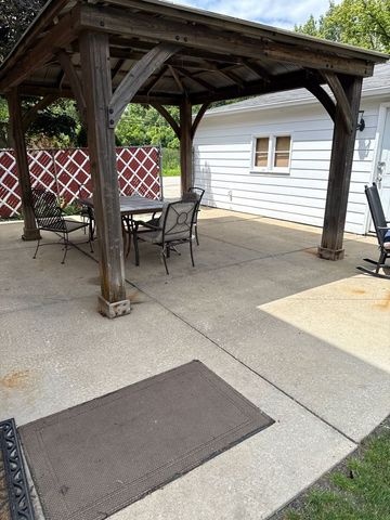16w780 57th Street 1, Clarendon Hills, IL 60514