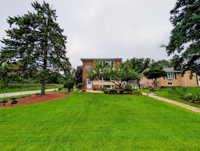 16w780 57th Street 1, Clarendon Hills, IL 60514