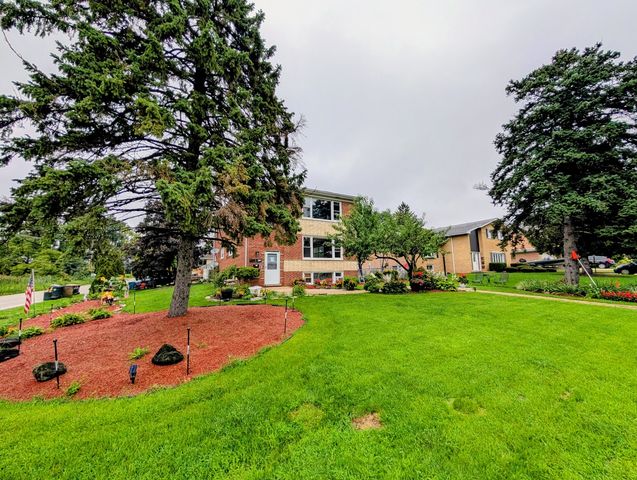 16w780 57th Street 1, Clarendon Hills, IL 60514