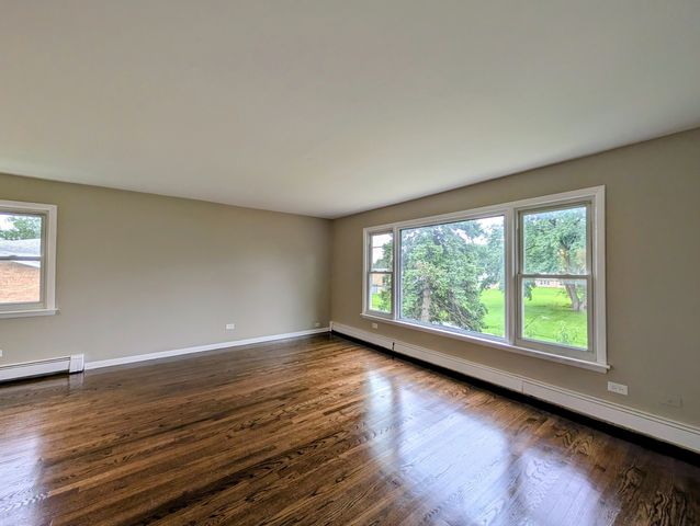 16w780 57th Street 1, Clarendon Hills, IL 60514