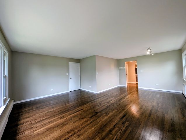 16w780 57th Street 1, Clarendon Hills, IL 60514