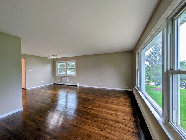 16w780 57th Street 1, Clarendon Hills, IL 60514