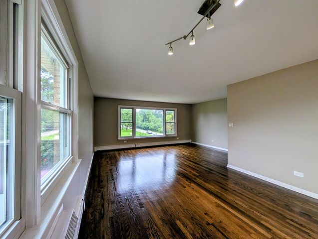 16w780 57th Street 1, Clarendon Hills, IL 60514
