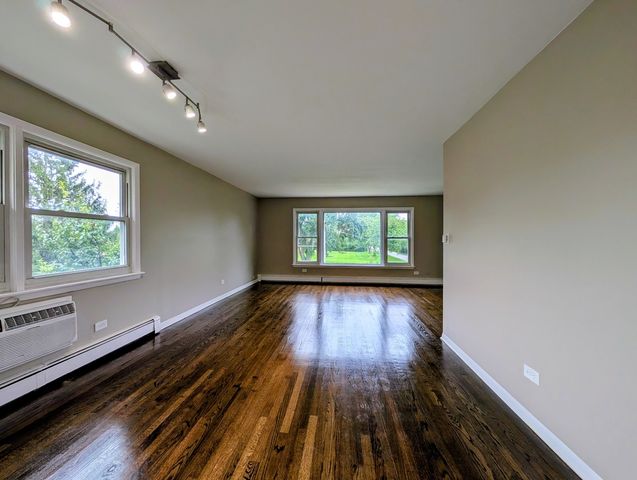 16w780 57th Street 1, Clarendon Hills, IL 60514