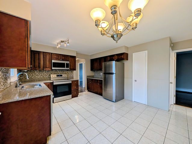 16w780 57th Street 1, Clarendon Hills, IL 60514