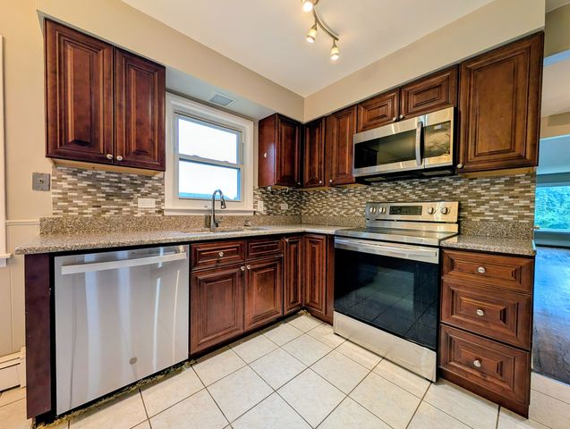 16w780 57th Street 1, Clarendon Hills, IL 60514
