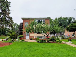 16w780 57th Street 1, Clarendon Hills, IL 60514