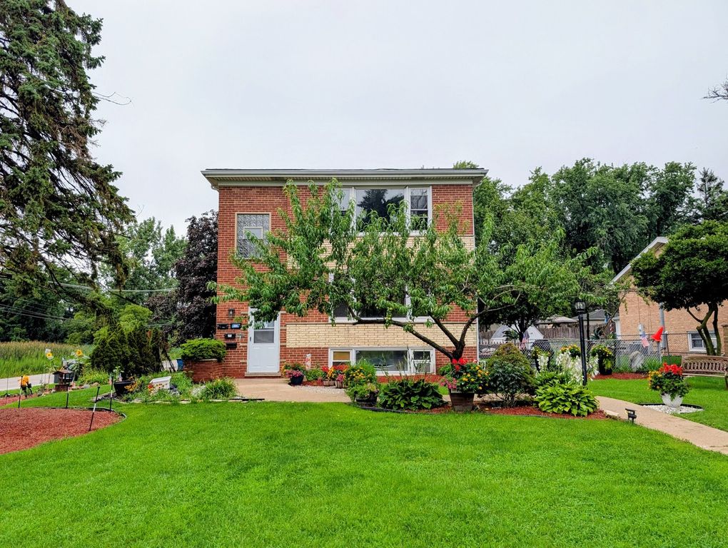 16w780 57th Street 1, Clarendon Hills, IL 60514