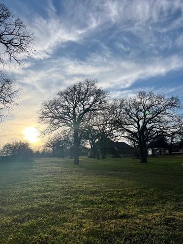108 Oak Creek Drive, Springtown, TX 76082