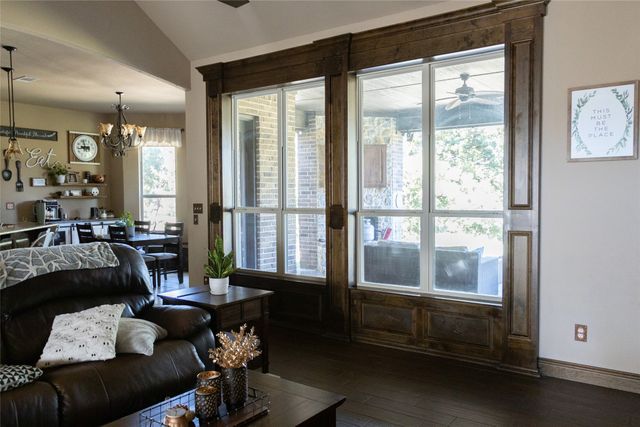 108 Oak Creek Drive, Springtown, TX 76082