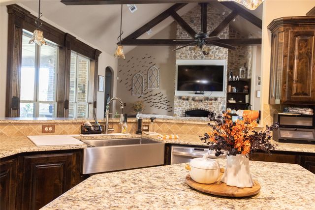 108 Oak Creek Drive, Springtown, TX 76082