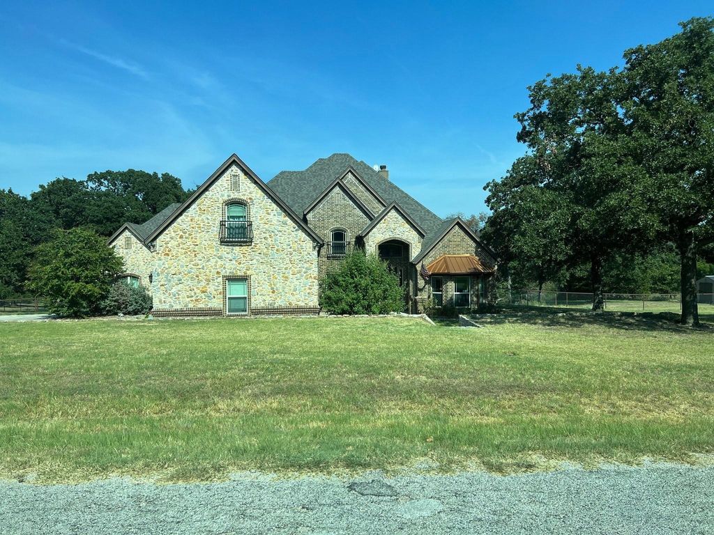 108 Oak Creek Drive, Springtown, TX 76082