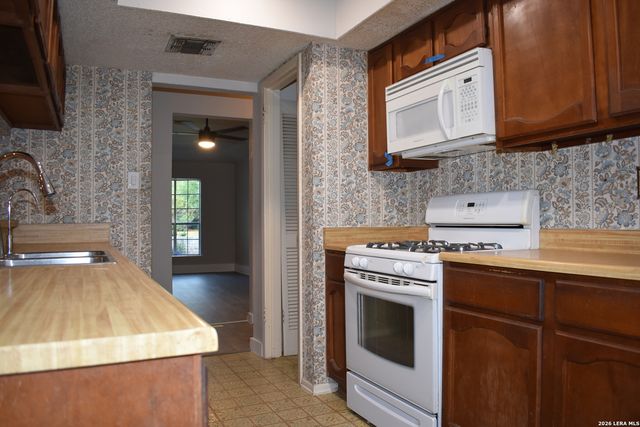 6142 LYNGROVE ST, San Antonio, TX 78249
