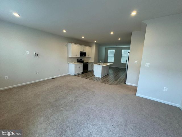 147 PRESIDENTS POINTE AVE, Ranson, WV 25438