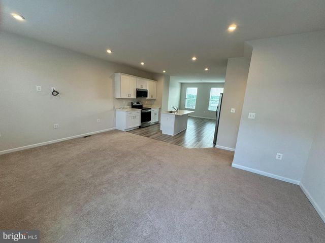 147 PRESIDENTS POINTE AVE, Ranson, WV 25438